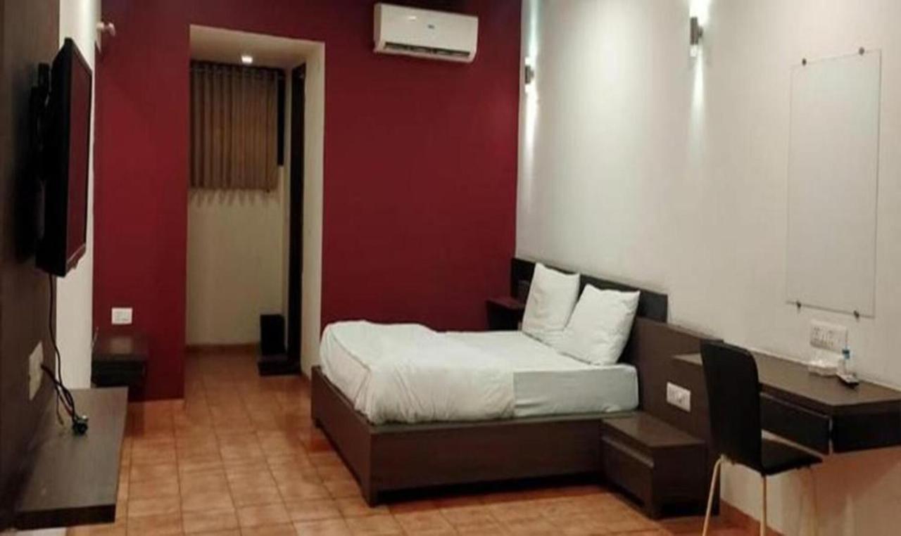 Hotel Sun N Step Club Amhedabad Dış mekan fotoğraf