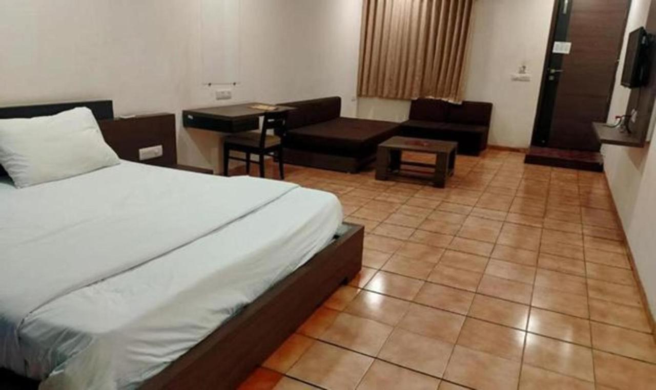 Hotel Sun N Step Club Amhedabad Dış mekan fotoğraf