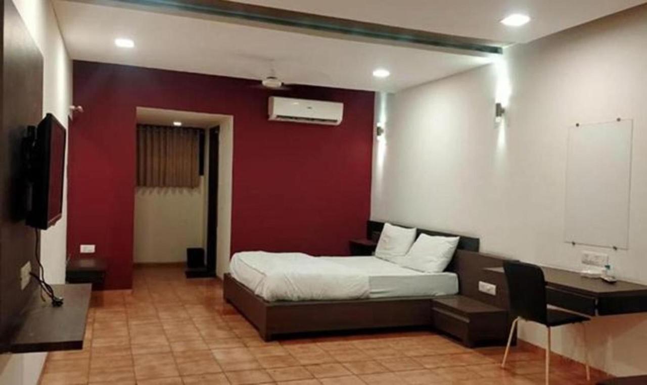 Hotel Sun N Step Club Amhedabad Dış mekan fotoğraf