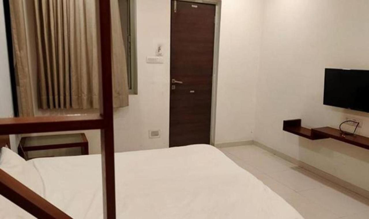 Hotel Sun N Step Club Amhedabad Dış mekan fotoğraf