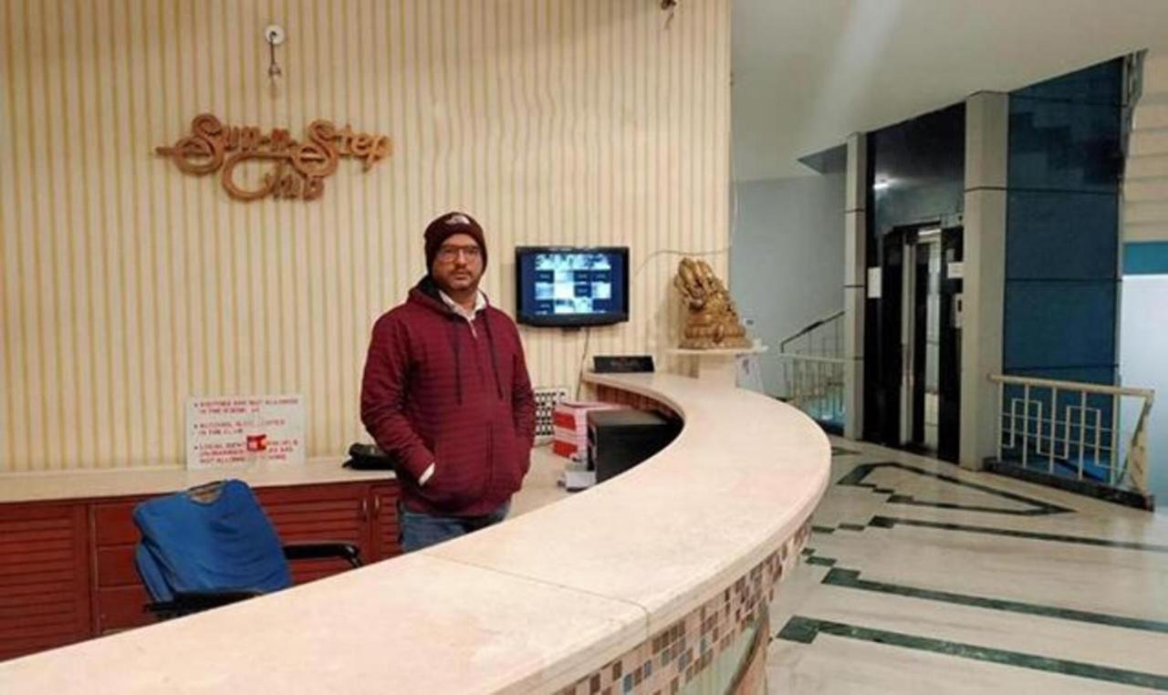 Hotel Sun N Step Club Amhedabad Dış mekan fotoğraf
