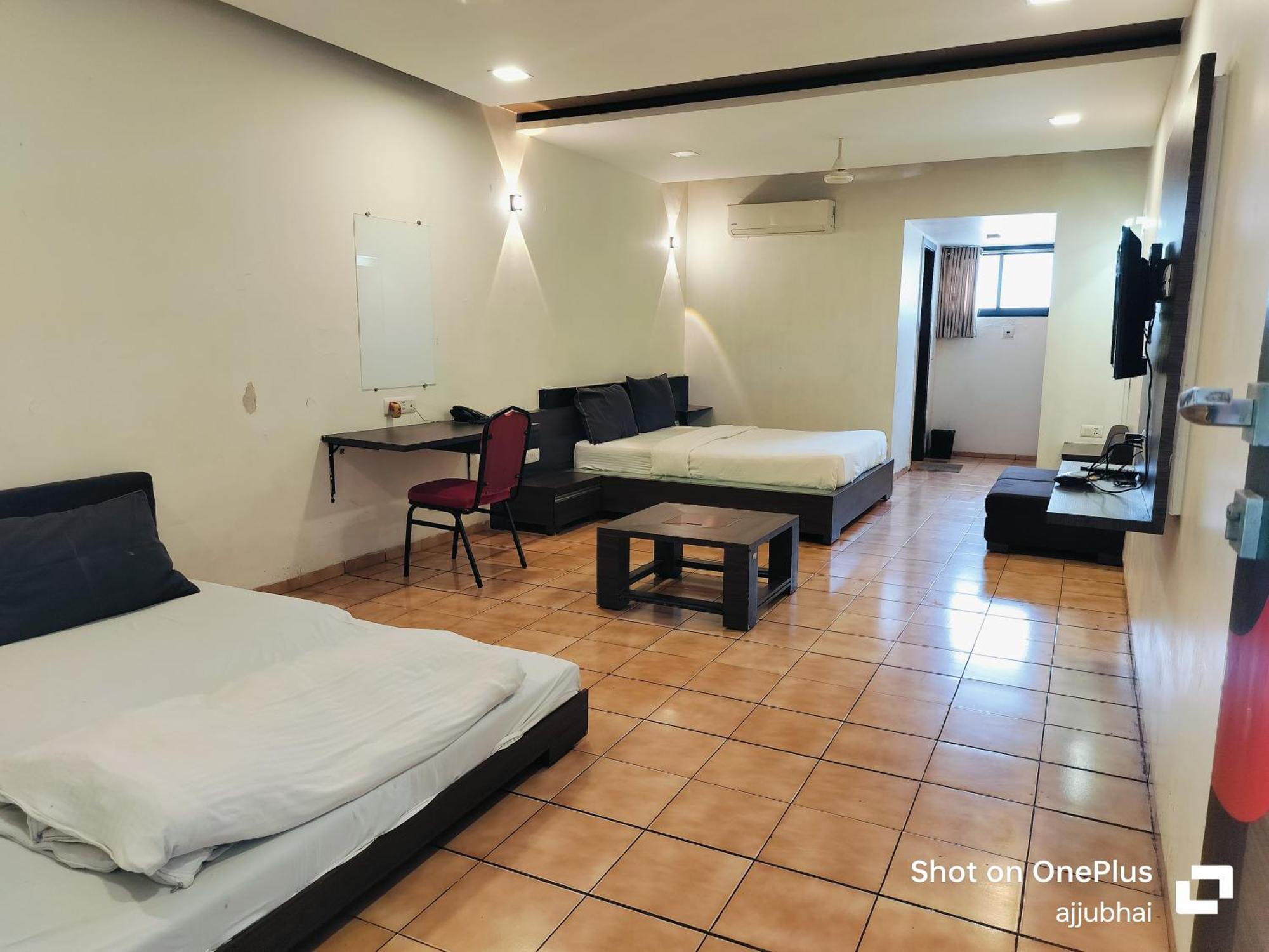 Hotel Sun N Step Club Amhedabad Dış mekan fotoğraf